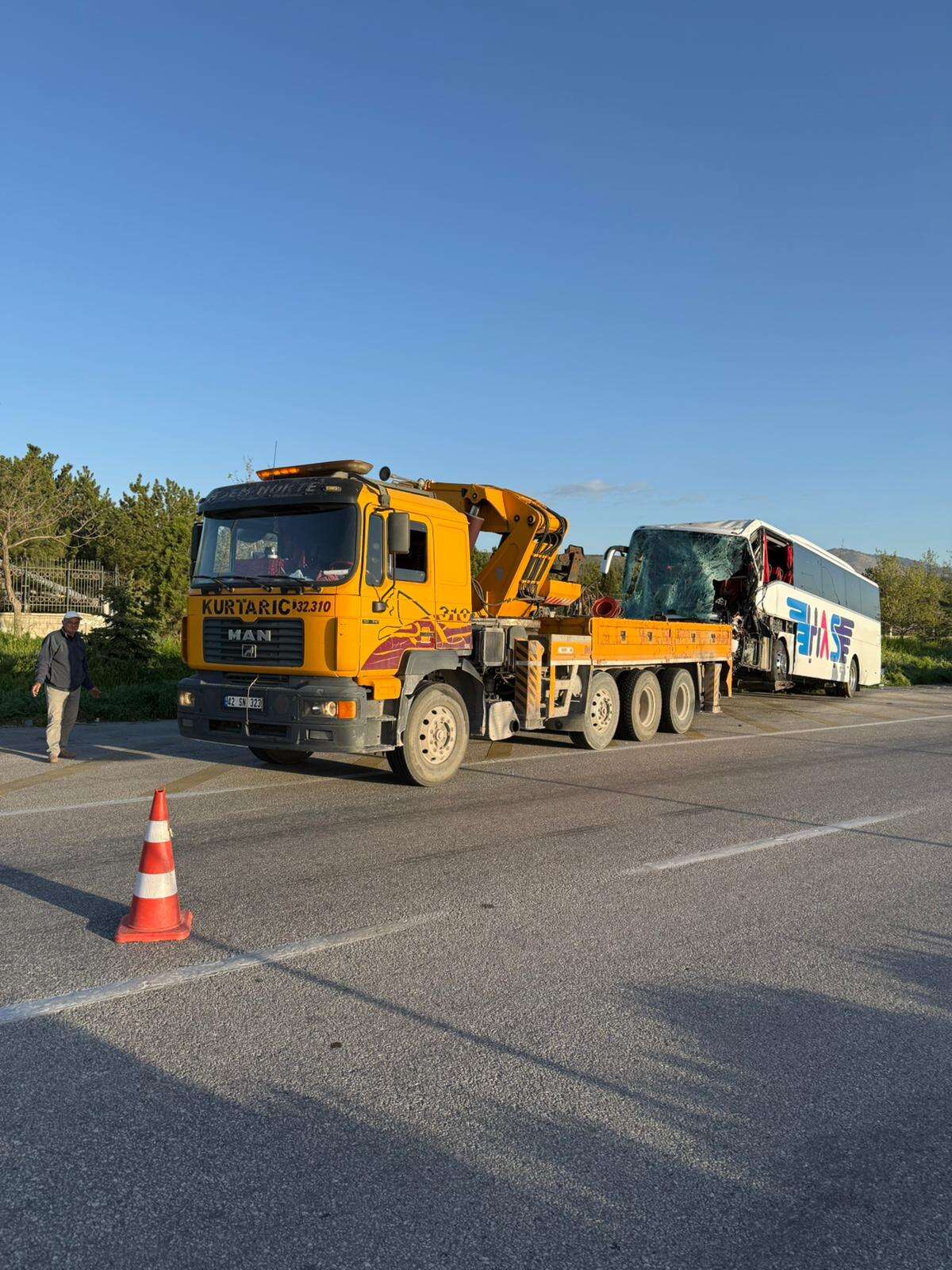 Konya’daki kazada hayatını kaybeden otobüs şoförü son yolculuğuna uğurlandı 8